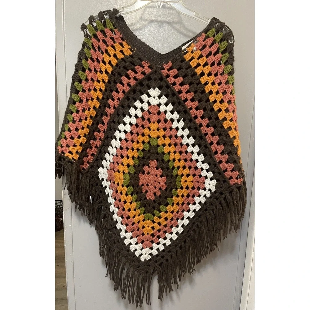 Cactus And Pearl Brown Knit Crocheted Granny Square Design Fringe Poncho M Boho